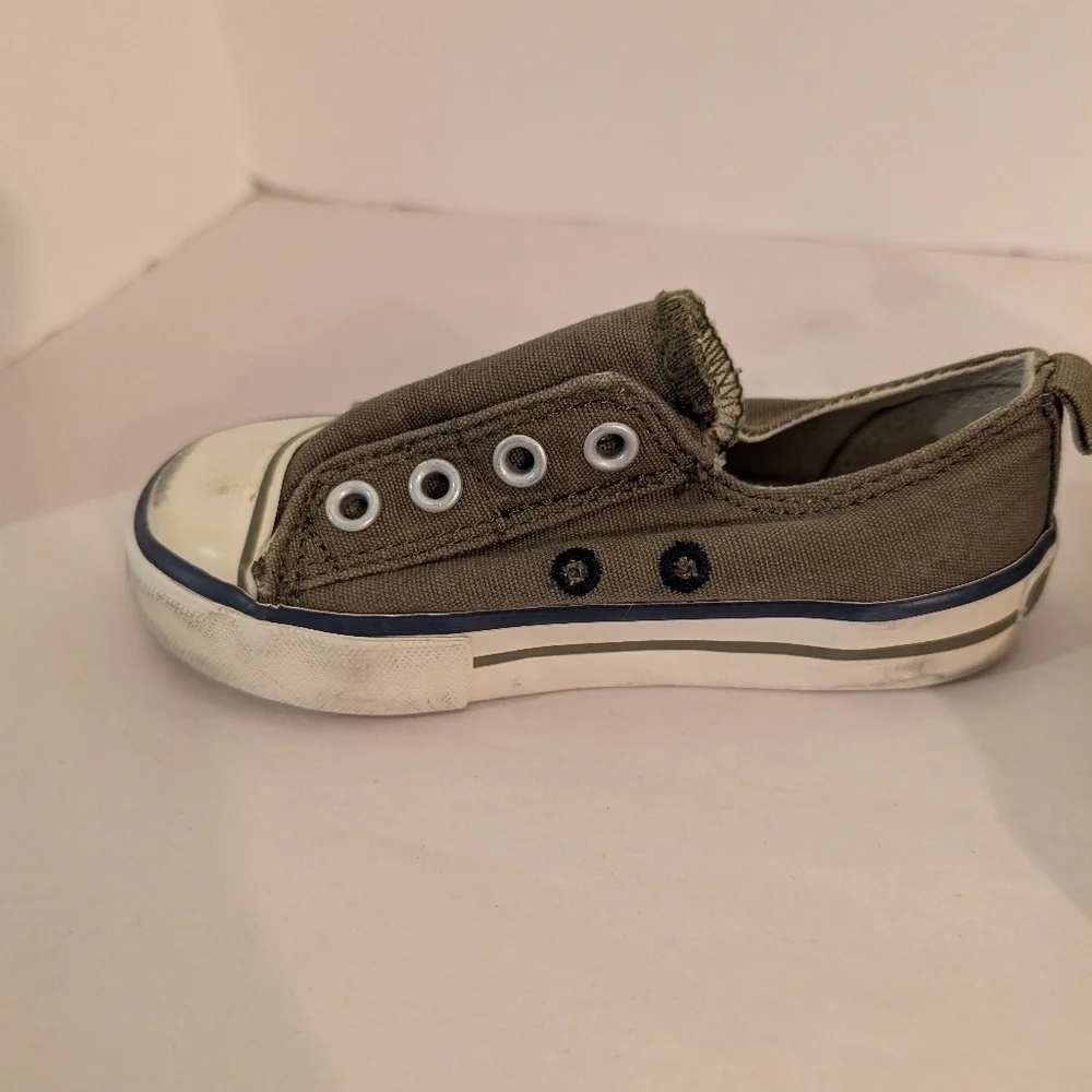 Old Navy Toddler Boy Green Canvas Slip-On Sneakers in Size 8